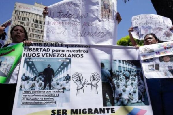 Familiares de venezolanos secuestrados por Bukele rechazan propuesta de "canje": Los queremos vivos y a salvo en su Patria Familiares de venezolanos secuestrados por Bukele rechazan propuesta de "canje": Los queremos vivos y a salvo en su Patria