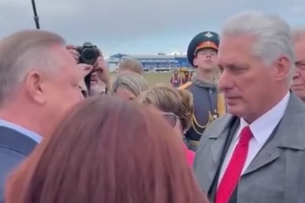 Presidente de Cuba llegó a Rusia para conmemoraciones del Día de la Victoria