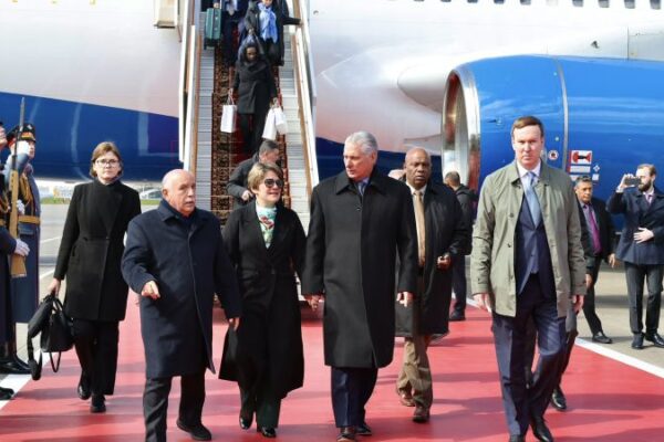 Presidente de Cuba arribó a Moscú en el marco de la celebración de la victoria antifascista del Ejército Rojo Presidente de Cuba arribó a Moscú en el marco de la celebración de la victoria antifascista del Ejército Rojo