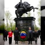 Presidentes de Venezuela y Cuba rinden honores al Padre de la Patria  Simón Bolívar en Rusia