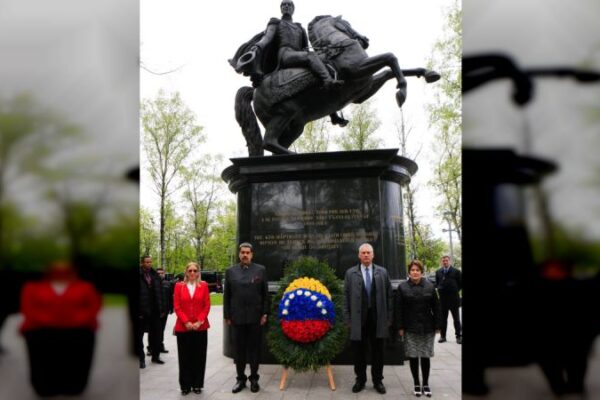Presidentes de Venezuela y Cuba rinden honores al Padre de la Patria Simón Bolívar en Rusia Presidentes de Venezuela y Cuba rinden honores al Padre de la Patria Simón Bolívar en Rusia