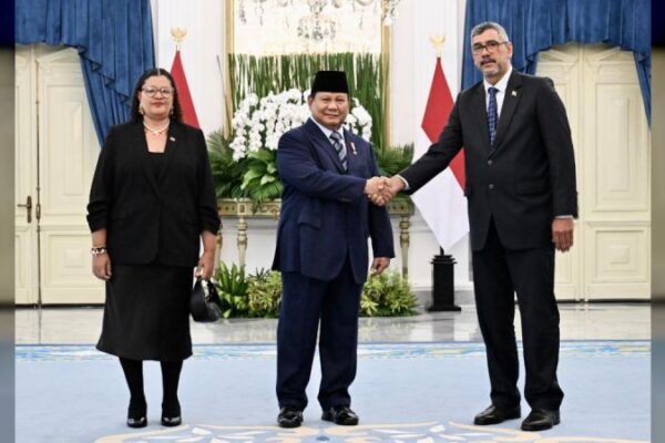 Embajador de Venezuela entrega Cartas Credenciales ante el presidente de Indonesia Embajador de Venezuela entrega Cartas Credenciales ante el presidente de Indonesia