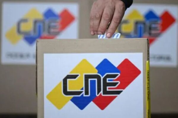 Pueblo venezolano se moviliza para participar en el simulacro electoral Pueblo venezolano se moviliza para participar en el simulacro electoral
