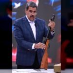 Presidente Maduro presenta fusil del Ejército Rojo obsequiado por su homólogo Vladimir Putin