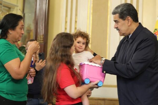¡Reencuentro familiar! Maikelys es entregada a los brazos de su madre en el Palacio de Miraflores