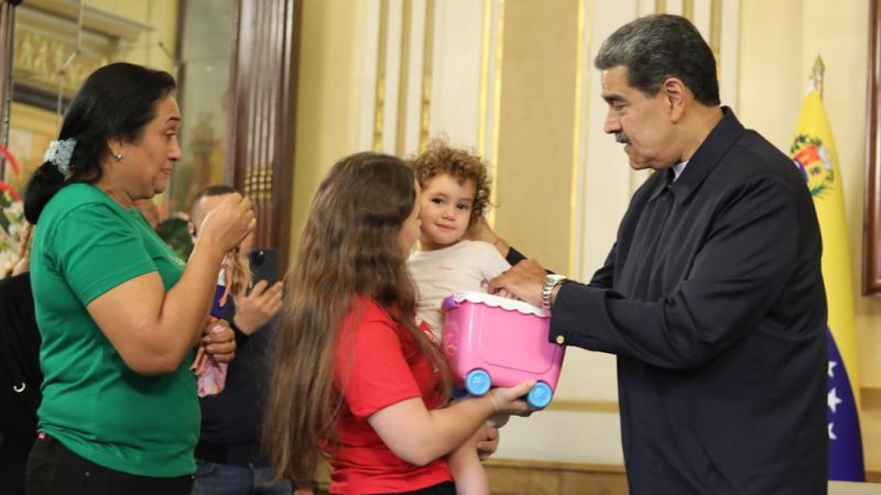 ¡Reencuentro familiar! Maikelys es entregada a los brazos de su madre en el Palacio de Miraflores