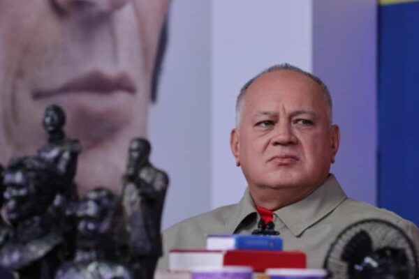 Cabello: Algunos países están en manos de "líderes" que para decidir necesitan pasarse una raya por la nariz