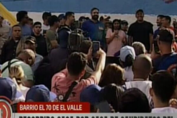 CARACAS-EL VALLE / Candidatos del GPPSB recorren casa por casa junto con la vicepresidenta Delcy Rodríguez
