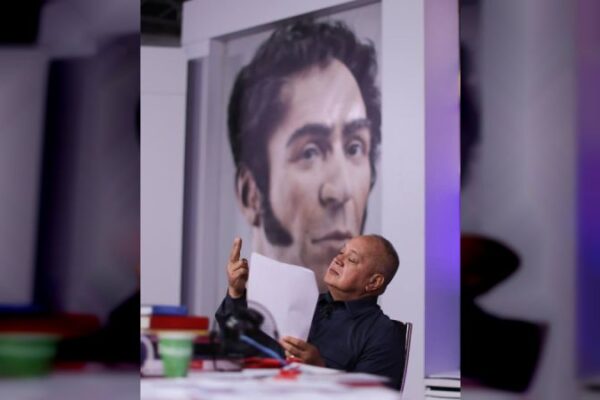 Cabello: Es un show mensajes entre la fascista María Corina Machado y la usuaria de la red social