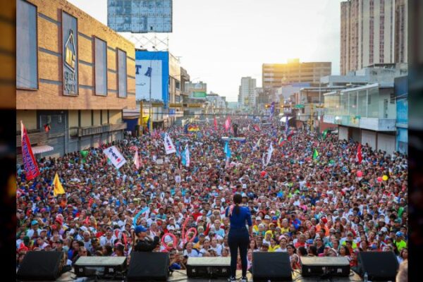 ARAGUA – MARACAY / Marea revolucionaria colmó avenida Bolívar en apoyo a Joana Sánchez ARAGUA - MARACAY / Marea revolucionaria colmó avenida Bolívar en apoyo a Joana Sánchez