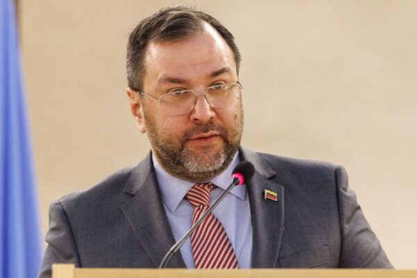 Canciller Gil califica de "sketch decrépito de comedia" encuentro entre ministro español y el prófugo Edmundo González