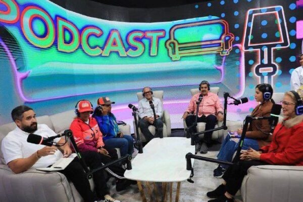 Presidente Maduro: En los 10 Circuitos Comunales más votados en cada estado se iniciarán obras de inmediato Presidente Maduro: En los 10 Circuitos Comunales más votados en cada estado se iniciarán obras de inmediato