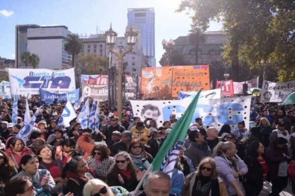 Trabajadores argentinos protagonizaron Jornada Nacional de Lucha en repudio al ajuste promovido por Milei Trabajadores argentinos protagonizaron Jornada Nacional de Lucha en repudio al ajuste promovido por Milei