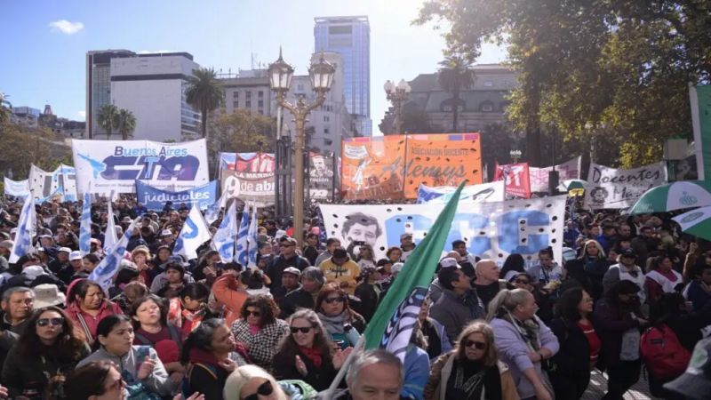 Trabajadores argentinos protagonizaron Jornada Nacional de Lucha en repudio al ajuste promovido por Milei
