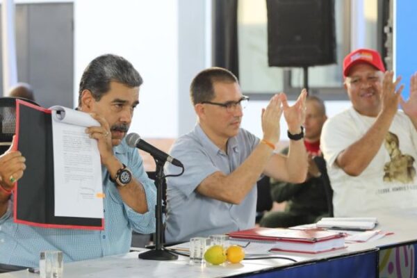 Presidente Maduro firmó decreto de la refundación de la UNACOM Presidente Maduro firmó decreto de la refundación de la UNACOM