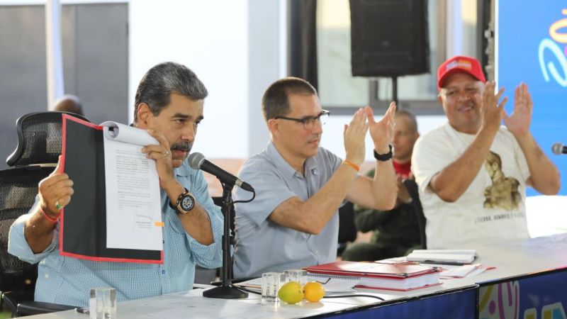Presidente Maduro firmó decreto de la refundación de la UNACOM