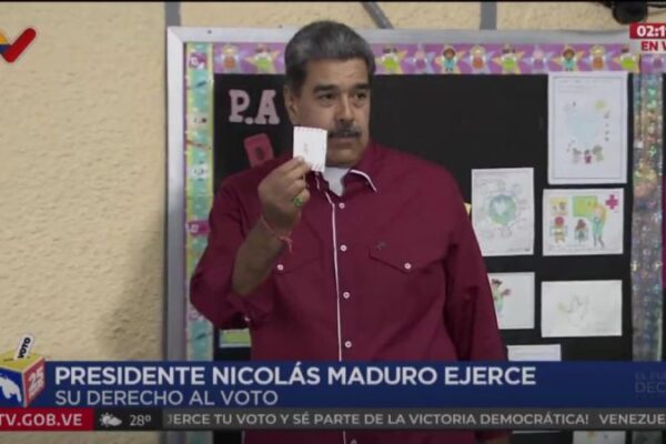 Presidente Maduro ejerció su derecho al voto en la jornada electoral de este domingo