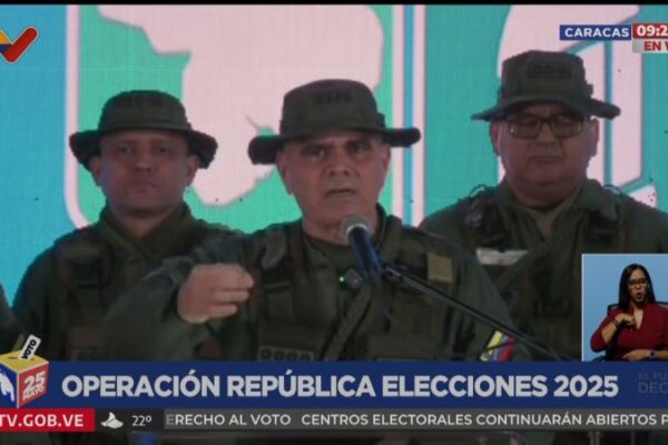 Ministro Padrino: Hemos detenido las amenazas fascistas y el Pueblo salió libre a ejercer su voto