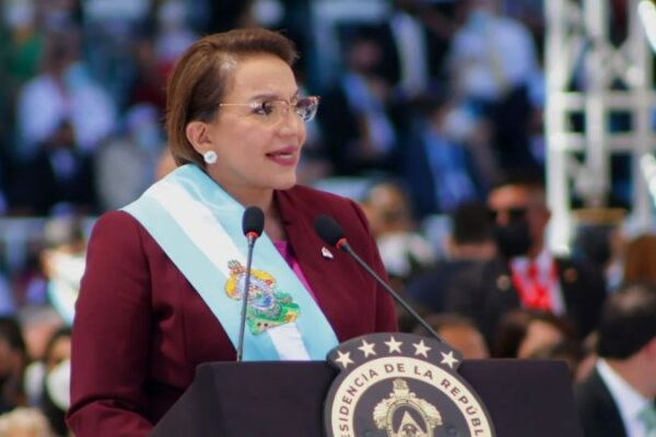 Presidenta de Honduras asume temporalmente la creatina de Defensa