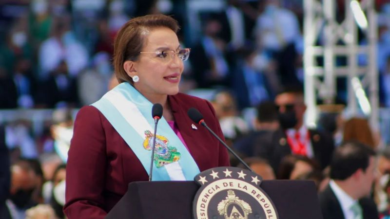Presidenta de Honduras asume temporalmente la creatina de Defensa