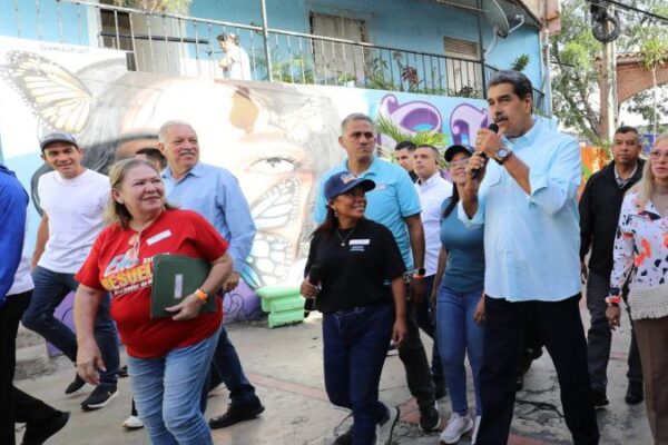 Presidente Nicolás Maduro supervisa el avance Sistema de Gobierno Popular y Comunal en Petare Presidente Nicolás Maduro supervisa el avance Sistema de Gobierno Popular y Comunal en Petare