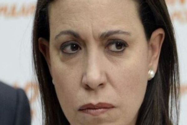 ¡Sola y triste! Sepa por qué La Sayo anda buscando financiamiento para sus planes terroristas ¡Sola y triste! Sepa por qué La Sayo anda buscando financiamiento para sus planes terroristas