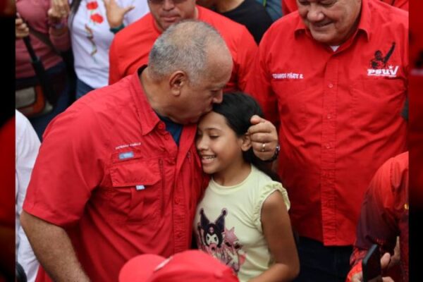 Diosdado Cabello: ¡Esta Revolución le pertenece a todo el Pueblo de Venezuela! Diosdado Cabello: ¡Esta Revolución le pertenece a todo el Pueblo de Venezuela!