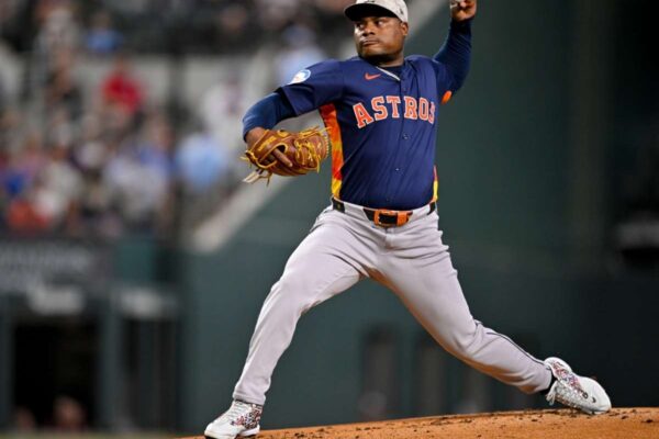 Houston venció a Texas con gran apertura de Valdez - Líder en deportes