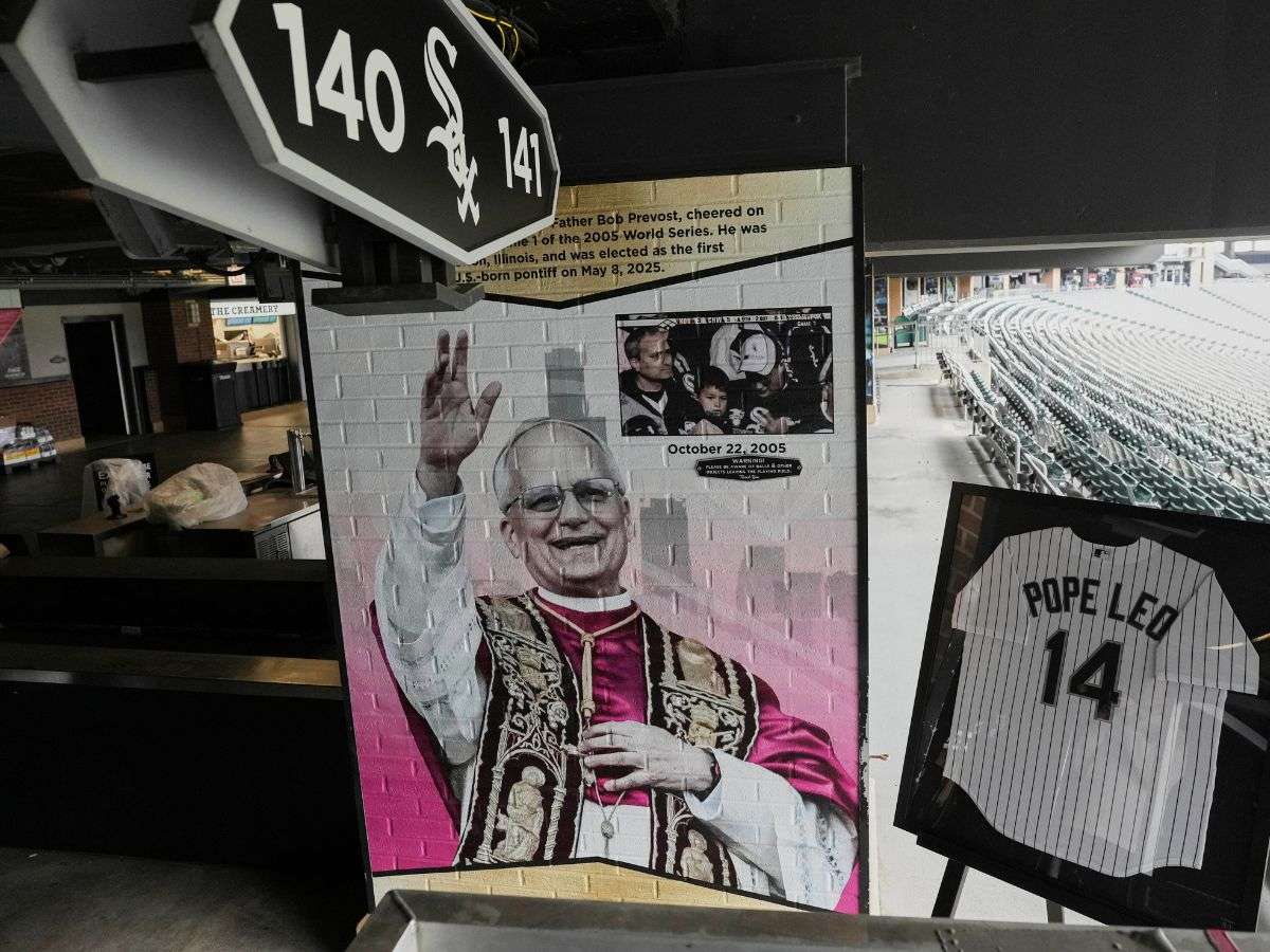 Medias Blancas colocan placa en el asiento del papa León XIV