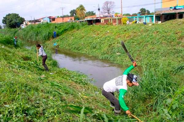 Realizan labores de dragado en el Caño Colorado y el Río Turmero - Últimas Noticias