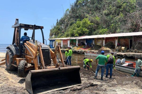 Con maquinaria pesada ejecutan limpieza y remoción de sedimentos en Choroní - Últimas Noticias