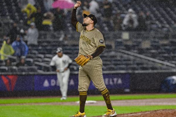 Robert Suárez apagó las luces frente a los Yankees - Líder en deportes