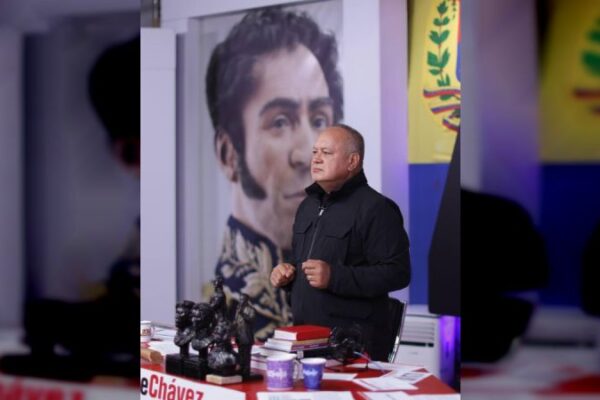 Cabello: Con las esposas que maniataron a nuestros migrantes haremos una escultura por la libertad de los Pueblos Cabello: Con las esposas que maniataron a nuestros migrantes haremos una escultura por la libertad de los Pueblos