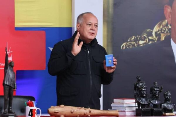 Cabello: "La gente tiene derecho a decir lo que quiera, pero debe asumir las consecuencias" (+Delta Amacuro) Cabello: "La gente tiene derecho a decir lo que quiera, pero debe asumir las consecuencias" (+Delta Amacuro)