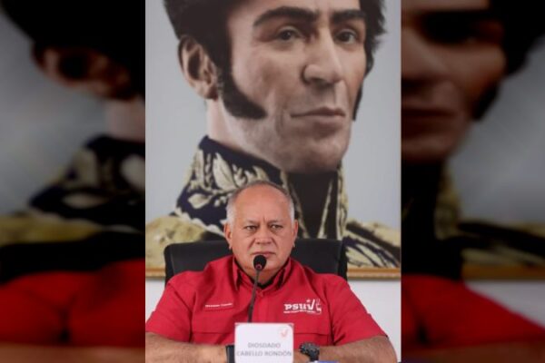Cabello destacó que en Venezuela hubo un proceso democrático y en paz muy distinto a lo que sucedió en Ecuador Cabello destacó que en Venezuela hubo un proceso democrático y en paz muy distinto a lo que sucedió en Ecuador
