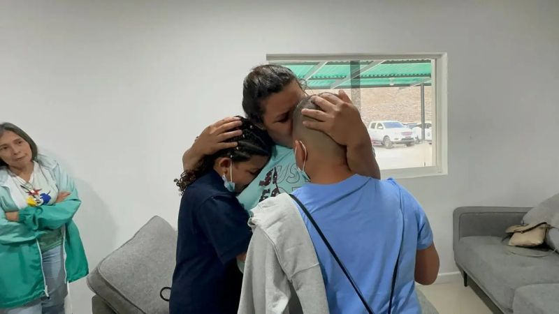 Gobierno venezolano reunifica a familia víctima de deportación de EEUU