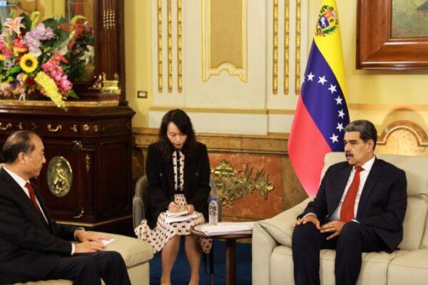 Presidente Maduro recibe delegación del Partido Comunista de China Presidente Maduro recibe delegación del Partido Comunista de China