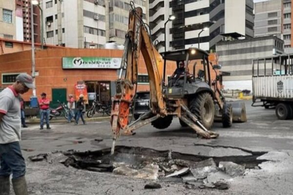 GDC atendió hundimiento en la avenida Francisco Solano GDC atendió hundimiento en la avenida Francisco Solano