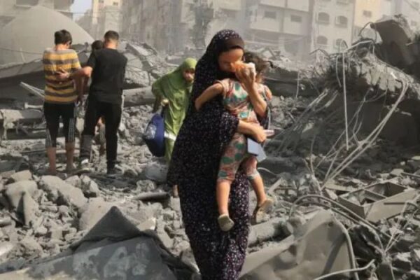 Israel asesinó a 13 palestinos en el centro de ayuda humanitaria de Gaza