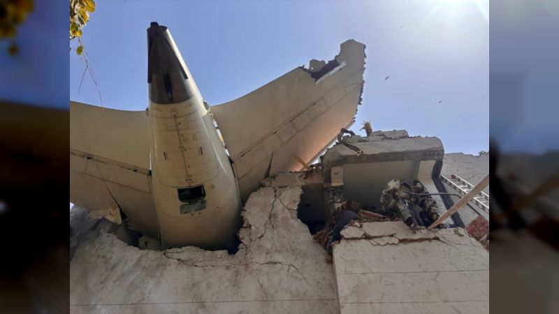 La India: Un avión con 240 personas se estrelló en el aeropuerto de Ahmedabad