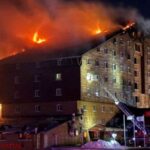 Autoridades evacúan a 622 turistas de un hotel en Turquía a causa de un incendio