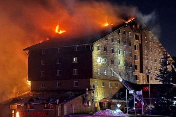 Autoridades evacúan a 622 turistas de un hotel en Turquía a causa de un incendio