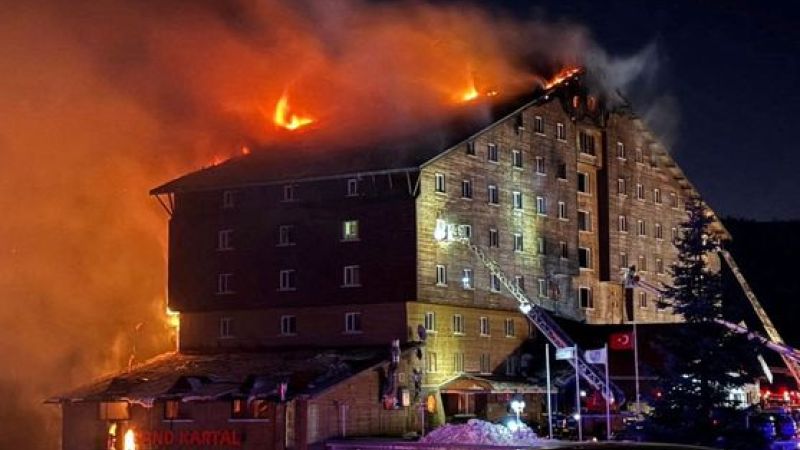 Autoridades evacúan a 622 turistas de un hotel en Turquía a causa de un incendio