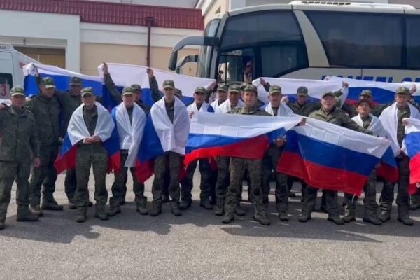 Rusia y Ucrania canjean un grupo de prisioneros de guerra Rusia y Ucrania canjean un grupo de prisioneros de guerra