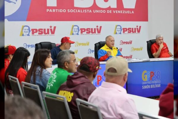 Cabello: La campaña para las municipales también debe ser de "más calles, menos tarimas" Cabello: La campaña para las municipales también debe ser de "más calles, menos tarimas"
