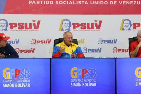 Diosdado Cabello: Alcaldes deben entender que hay que hacer lo que manda el Pueblo y no un burócrata Diosdado Cabello: Alcaldes deben entender que hay que hacer lo que manda el Pueblo y no un burócrata
