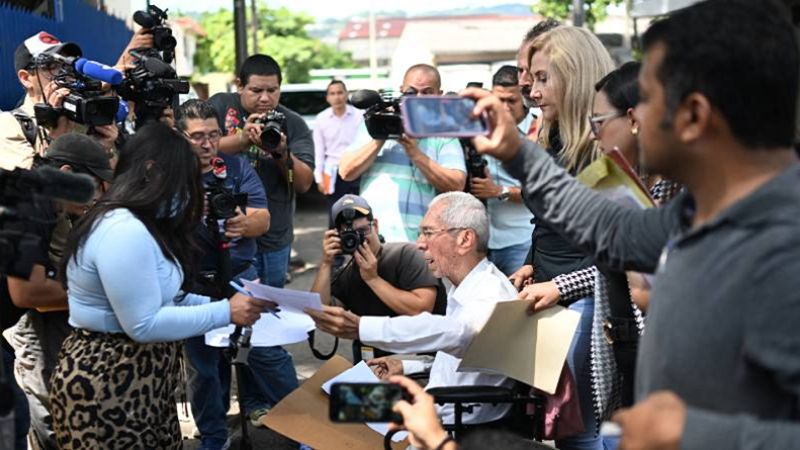 Autoridades de El Salvador niegan derecho a visita a familiares de venezolanos recluidos en CECOT