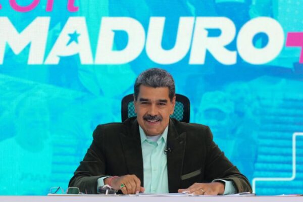 Presidente Maduro entrega manual "Menos escritorio, más territorios" a gobernadores del país Presidente Maduro entrega manual "Menos escritorio, más territorios" a gobernadores del país