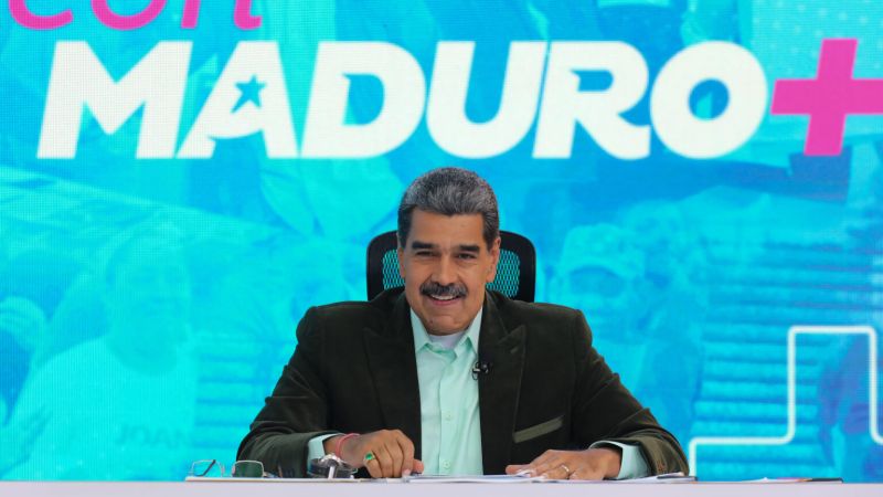 Presidente Maduro entrega manual "Menos escritorio, más territorios" a  gobernadores del país