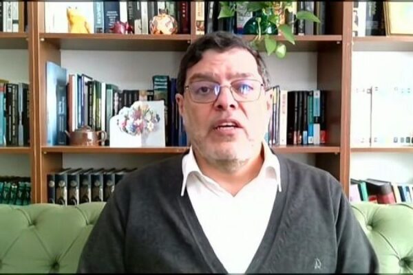 Experto iraní desmonta propaganda de la prensa occidental ante Irán Experto iraní desmonta propaganda de la prensa occidental ante Irán